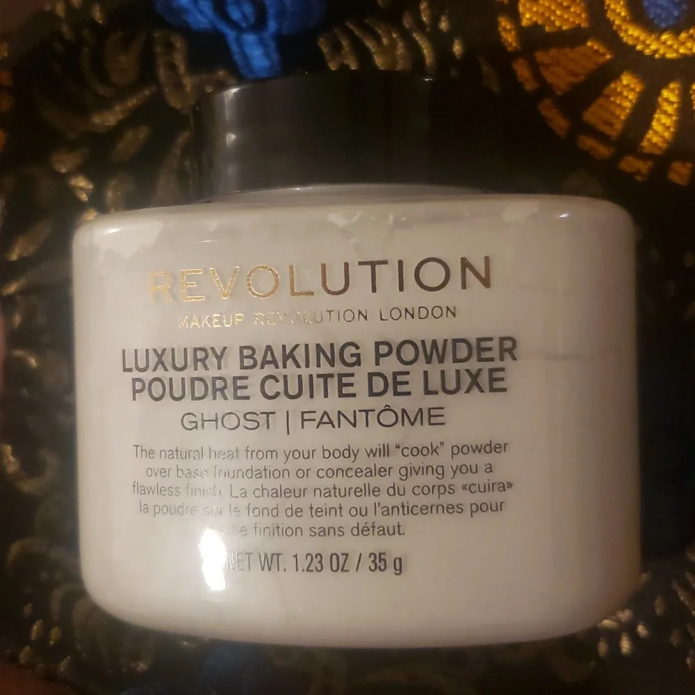 🛍 Revolution Luxury Baking Powder in Shade Ghost